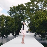 Keseluruhan penampilan Jisoo memadukan elemen klasik, preppy dan chic yang bisa kamu jadikan inspirasi untuk gaya ke kantor atau acara semi-formal. Foto: Instagram/@sooyaaa__