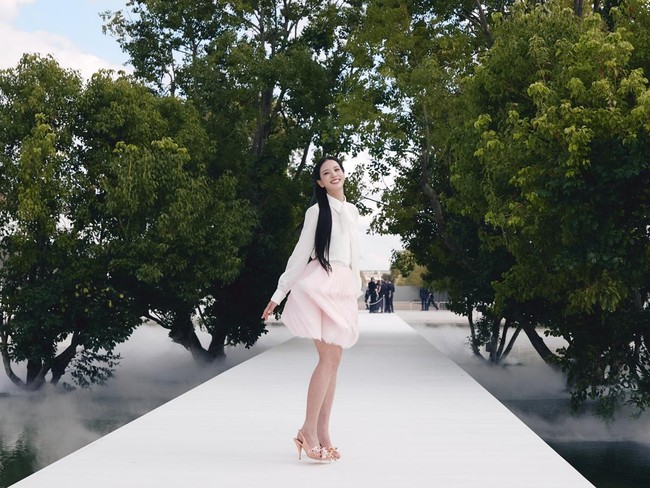 Keseluruhan penampilan Jisoo memadukan elemen klasik, preppy dan chic yang bisa kamu jadikan inspirasi untuk gaya ke kantor atau acara semi-formal. Foto: Instagram/@sooyaaa__