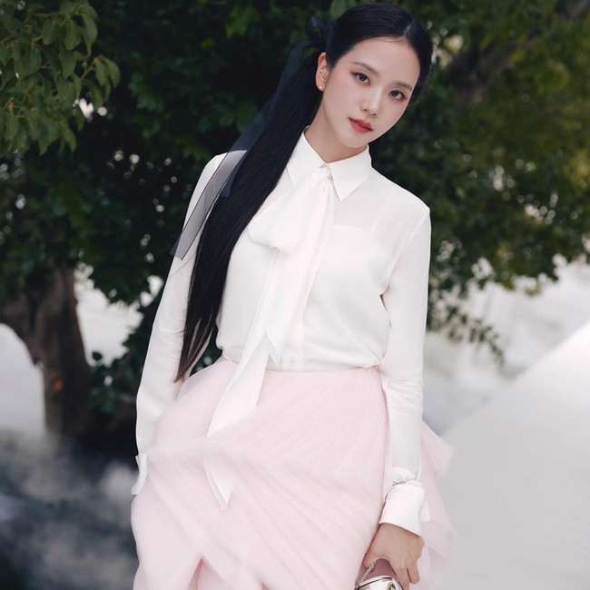 Manisnya Jisoo Bawa Gaya Preppy Chic di Show Dior Summer 2027