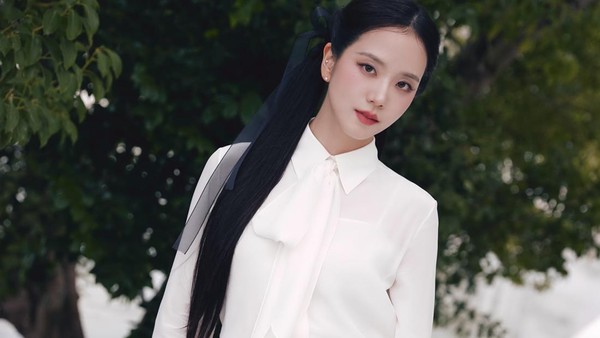 Manisnya Jisoo Bawa Gaya Preppy Chic di Show Dior Summer 2027
