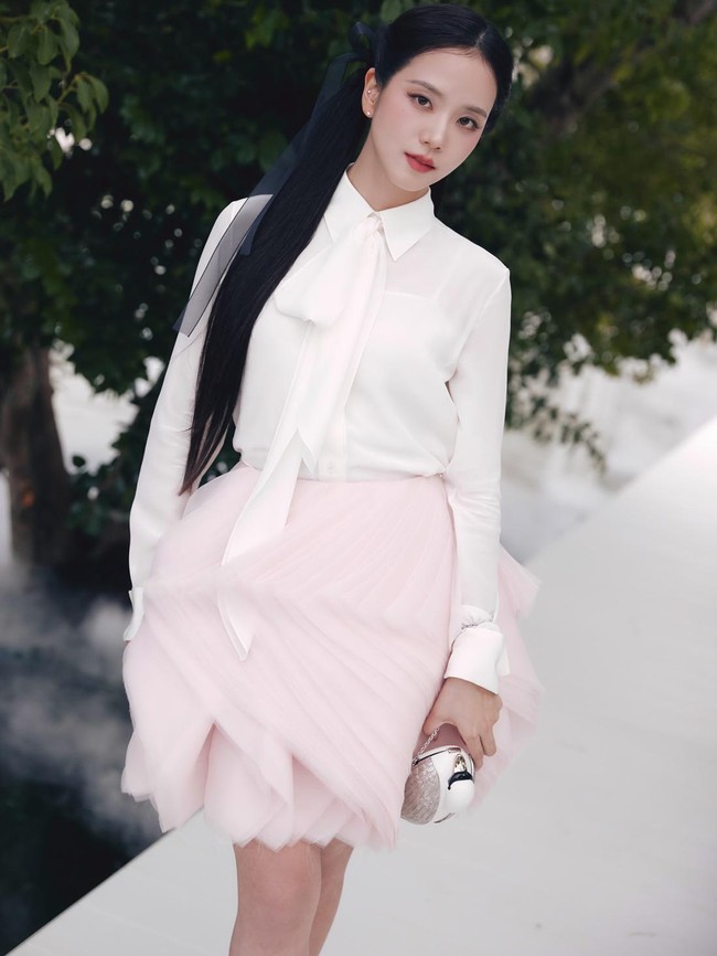 Manisnya Jisoo Bawa Gaya Preppy Chic di Show Dior Summer 2027