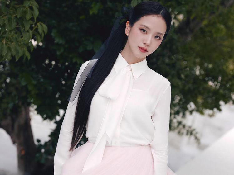 Manisnya Jisoo Bawa Gaya Preppy Chic di Show Dior Summer 2027
