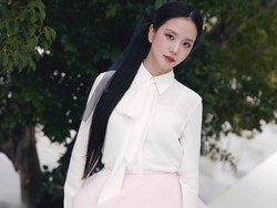 Manisnya Jisoo Bawa Gaya Preppy Chic di Show Dior Summer 2027