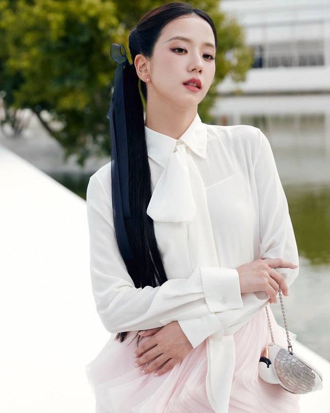 Riasan wajah Jisoo dibuat lembut bernuansa nude-pink. Blush pink memberi rona segar di pipi, sementara area mata diberi sentuhan eyeshadow tipis. Foto: Instagram/@sooyaaa__