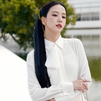 Riasan wajah Jisoo dibuat lembut bernuansa nude-pink. Blush pink memberi rona segar di pipi, sementara area mata diberi sentuhan eyeshadow tipis. Foto: Instagram/@sooyaaa__