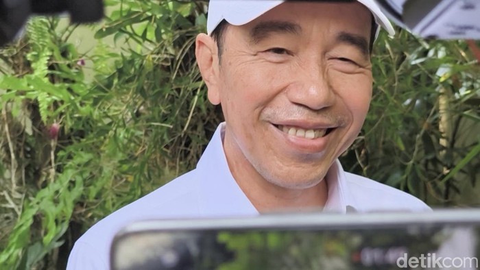 Presiden ke-7 RI Joko Widodo (Jokowi), saat ditemui di kediamannya di Sumber, Banjarsari, Solo, Kamis (1/10/2026).