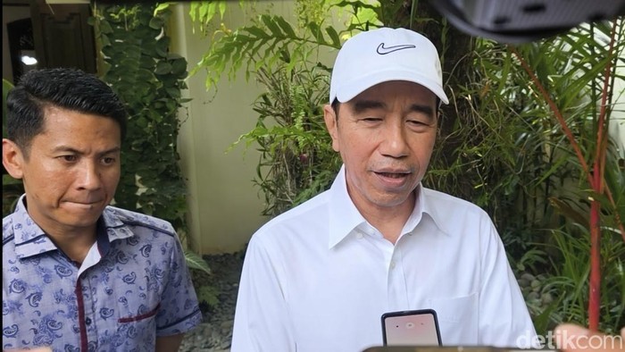 Presiden ke-7 RI Joko Widodo (Jokowi), saat ditemui di kediamannya di Sumber, Banjarsari, Solo, Kamis (1/10/2026).