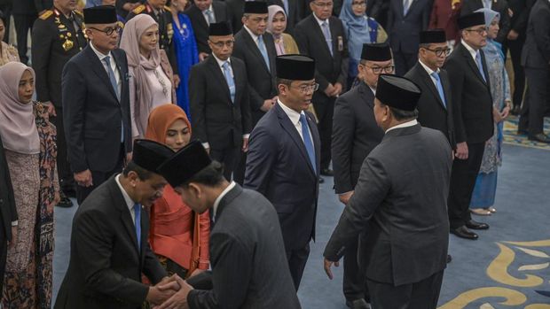 Menko Bidang Politik dan Keamanan Dudung Abdurachman (kanan) berbincang dengan Menko Bidang Pembangunan Manusia dan Kebudayaan (PMK) Sugiono (tengah) saat pelantikan Menteri, Wamen dan Kepala Lembaga Kabinet Merah Putih di Istana Negara, Jakarta, Kamis (1/10/2026).  Presiden Prabowo Subianto melantik sejumlah Menteri dan Wakil menteri serta Kepala Badan, Kapolri dan Wakapolri, Ketua dan Anggota Ombudsman. ANTARA FOTO/Galih Pradipta