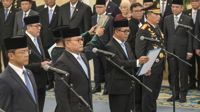 Menko Bidang Politik dan Keamanan Dudung Abdurachman (kanan) berbincang dengan Menko Bidang Pembangunan Manusia dan Kebudayaan (PMK) Sugiono (tengah) saat pelantikan Menteri, Wamen dan Kepala Lembaga Kabinet Merah Putih di Istana Negara, Jakarta, Kamis (1/10/2026).  Presiden Prabowo Subianto melantik sejumlah Menteri dan Wakil menteri serta Kepala Badan, Kapolri dan Wakapolri, Ketua dan Anggota Ombudsman. 
ANTARA FOTO/Galih Pradipta