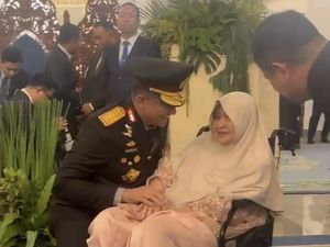 Video: Momen Jenderal Suyudi Bersimpuh Cium Ibu Usai Dilantik Jadi Kapolri