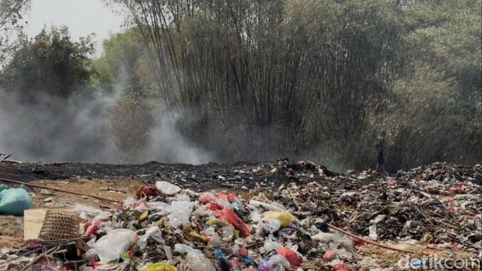 Suasana di lokasi TPA Landoh yang terbakar di Desa Landoh, Sulang, Rembang, Kamis (2/10/2026).