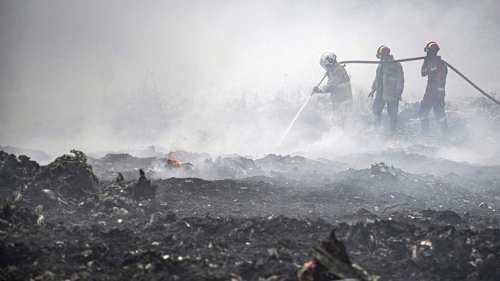 Petugas Dinas Pemadam Kebakaran Kota Semarang memadamkan titik api di Tempat Pemrosesan Akhir (TPA) Jatibarang, Semarang, Jawa Tengah, Kamis (1/10/2026). Tim gabungan Dinas Pemadam Kebakaran, BPBD dan Dinas Lingkungan Hidup Kota Semarang terus berupaya memadamkan titik api di TPA tersebut sejak Rabu (28/9) malam dengan luas area yang terbakar mencapai sekitar 10 hektare. ANTARA FOTO/Aprillio Akbar/agr