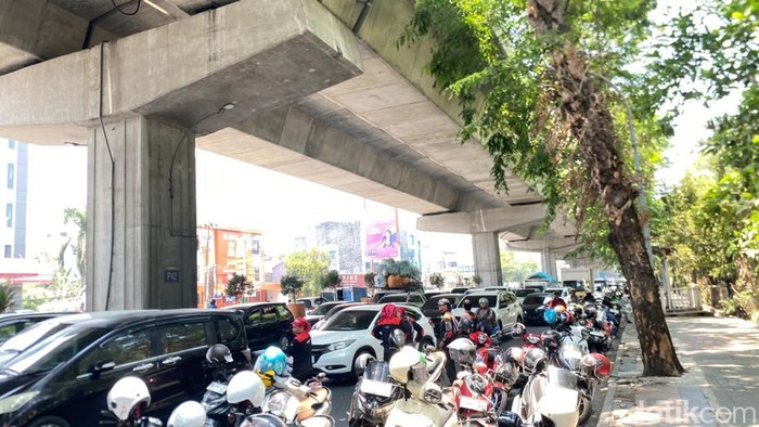 Kemacetan arus lalu lintas (lalin) terjadi di Jalan AP Pettarani, Kota Makassar, Sulawesi Selatan (Sulsel), siang ini.
