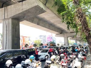 Lalin Jalan AP Pettarani Macet Parah Imbas Demo di DPRD Sulsel