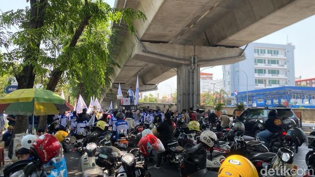 Kemacetan arus lalu lintas (lalin) terjadi di Jalan AP Pettarani, Kota Makassar, Sulawesi Selatan (Sulsel), siang ini. Kemacetan arus lalu lintas (lalin) terjadi di Jalan AP Pettarani, Kota Makassar, Sulawesi Selatan (Sulsel), siang ini.