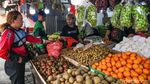 Kemarau Panjang Jadi Berkah Pedagang Buah di Kramat Jati