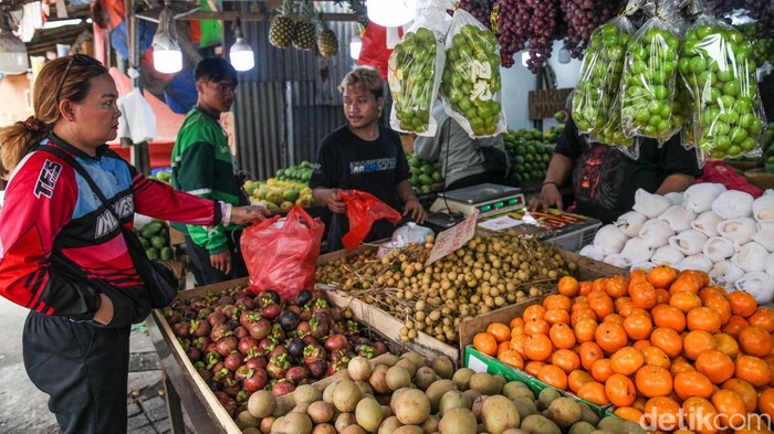 Musim kemarau yang masih berlangsung membuat lapak buah di pinggir Jalan Kramat Jati, Jakarta Timur, ramai didatangi warga. Cuaca panas mendorong masyarakat mencari buah segar sebagai pilihan konsumsi untuk menemani aktivitas sehari-hari.