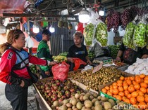 Kemarau Panjang Jadi Berkah Pedagang Buah di Kramat Jati