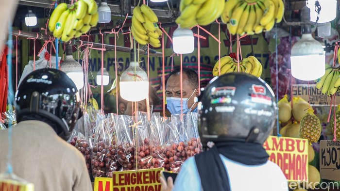 Musim kemarau yang masih berlangsung membuat lapak buah di pinggir Jalan Kramat Jati, Jakarta Timur, ramai didatangi warga. Cuaca panas mendorong masyarakat mencari buah segar sebagai pilihan konsumsi untuk menemani aktivitas sehari-hari.
