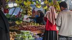 Kemarau Panjang Jadi Berkah Pedagang Buah di Kramat Jati