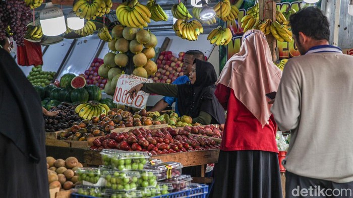 Musim kemarau yang masih berlangsung membuat lapak buah di pinggir Jalan Kramat Jati, Jakarta Timur, ramai didatangi warga. Cuaca panas mendorong masyarakat mencari buah segar sebagai pilihan konsumsi untuk menemani aktivitas sehari-hari.