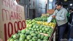 Kemarau Panjang Jadi Berkah Pedagang Buah di Kramat Jati