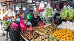 Kemarau Panjang Jadi Berkah Pedagang Buah di Kramat Jati