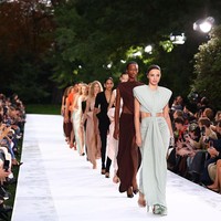Mantan model Victoria’s Secret ini terakhir kali tampil di runway pada Juni 2017, membawakan koleksi Moschino. Setelah itu, wajah cantiknya hanya menghiasi kampanye di majalah dan dunia maya. Foto: Marc Piasecki/WireImage
