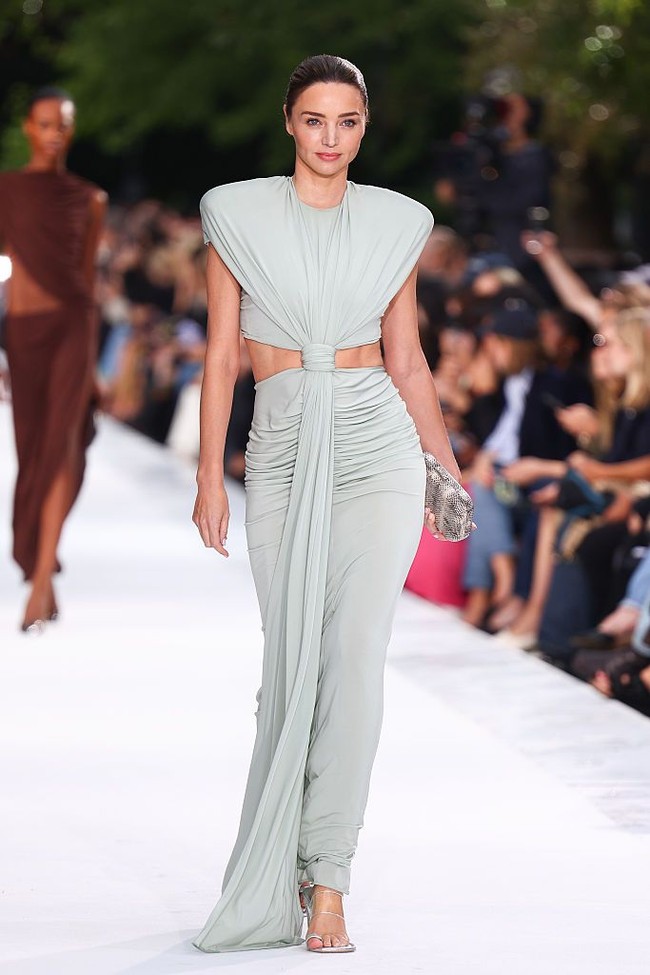 Wanita 43 tahun ini mengenakan gaun jersey berwarna seafoam green. Gaun hadir dalam siluet pas badan dengan aksen smock dan simpul di bagian tengah. Foto: Marc Piasecki/WireImage