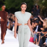 Miranda Kerr Kembali ke Runway Setelah 10 Tahun Vakum, Pamer Perut Rata