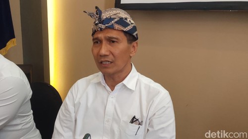 Caption foto: Kepala DPMPTSP Provinsi Bali I Ketut Sukra Negara saat memberikan keterangan Kamis, (1/10/2026). Dokumentasi Wibhi Leksono