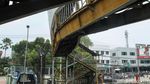 Kondisi JPO Kranji yang Rusak Setelah Ditabrak Truk
