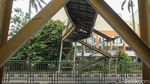Kondisi JPO Kranji yang Rusak Setelah Ditabrak Truk