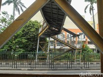 JPO di Bekasi Rusak sampai Bengkok Usai Ditabrak Truk Muatan Ekskavator