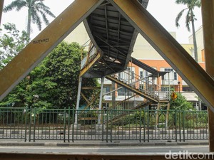 JPO di Bekasi Rusak sampai Bengkok Usai Ditabrak Truk Muatan Ekskavator