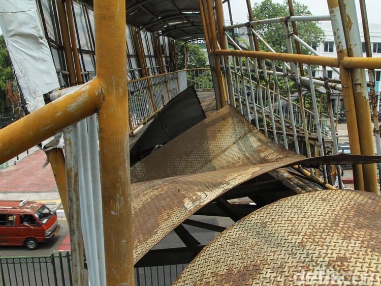 Kondisi JPO Kranji yang Rusak Setelah Ditabrak Truk