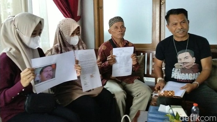 Kuasa hukum korban perkosaan, Djoko Susanto (kanan) melaporkan kejadian ke Polresta Banyumas, Kamis (1/10/2026).