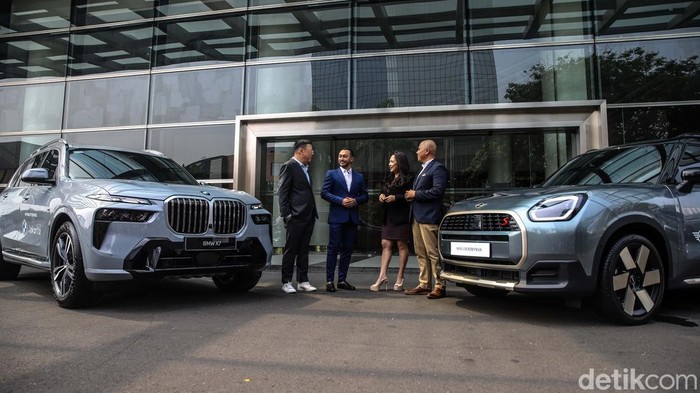 Jodie O’tania, Communications Director BMW Group Indonesia, Stefanus Asiantara, Marketing Director BMW Indonesia, Tom Tandio, Fair Director Art Jakarta, dan Hafidh A. Irfanda, VIP Relations Director Art Jakarta, berfoto bersama saat serah terima kendaraan BMW sebagai official Mobility Partner Art Jakarta 2026 di JIExpo Kemayoran, Jakarta Pusat, Kamis (1/10/2026).
