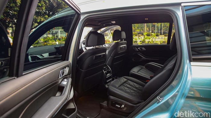 Jodie O’tania, Communications Director BMW Group Indonesia, Stefanus Asiantara, Marketing Director BMW Indonesia, Tom Tandio, Fair Director Art Jakarta, dan Hafidh A. Irfanda, VIP Relations Director Art Jakarta, berfoto bersama saat serah terima kendaraan BMW sebagai official Mobility Partner Art Jakarta 2026 di JIExpo Kemayoran, Jakarta Pusat, Kamis (1/10/2026).