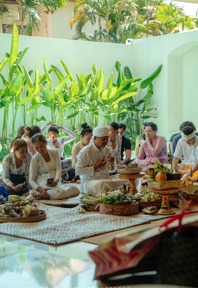 Luna Maya mengadakan acara melaspas di rumah barunya di Bali. Melaspas sendiri merupakan upacara pembersihan dan penyucian secara spiritual untuk bangunan atau tempat baru yang sudah selesai dibangun atau direnovasi. Foto: Instagram/@lunamaya