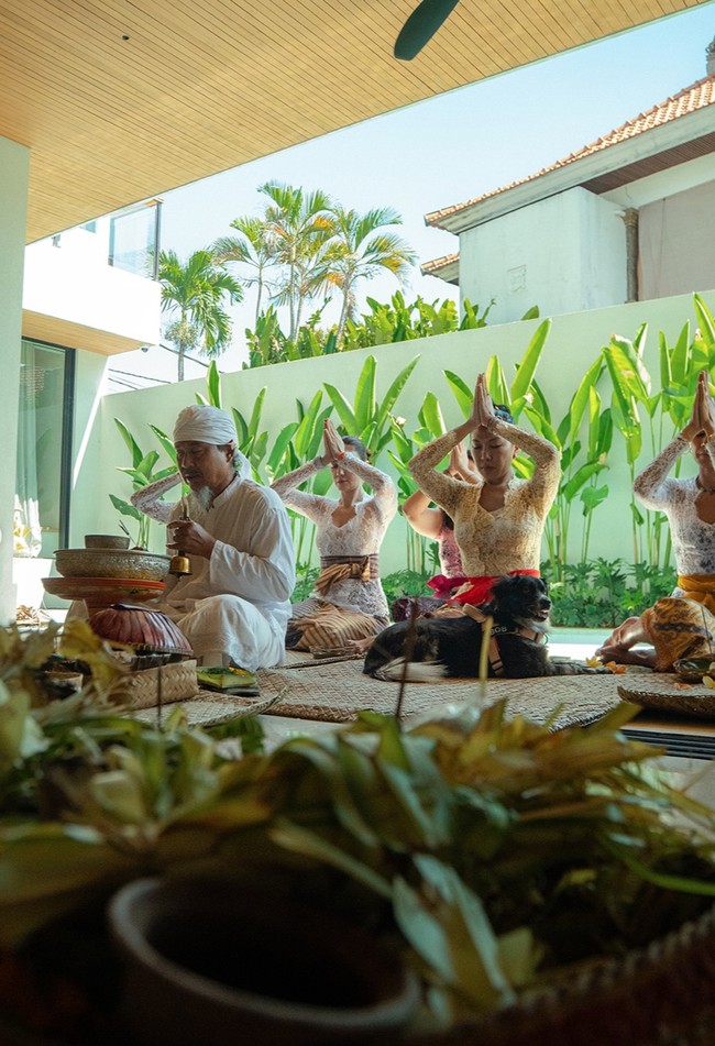 Luna bersama para tamu yang hadir tampil tradisional kenakan kebaya Bali. Ia pun tampak serius mengikut beragam rangkaian acara. Foto: Instagram/@lunamaya