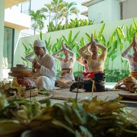 Luna bersama para tamu yang hadir tampil tradisional kenakan kebaya Bali. Ia pun tampak serius mengikut beragam rangkaian acara. Foto: Instagram/@lunamaya