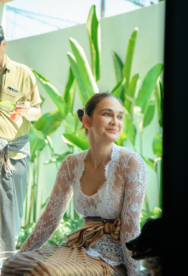 Pamer pesona kecantikan natural, Luna juga memilih untuk tak mengenakan makeup sedikitpun pada wajahnya. Meski demikian wanita 43 tahun itu tetap terlihat memukau. Foto: Instagram/@lunamaya