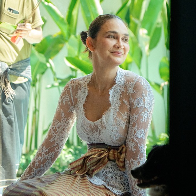 Potret Luna Maya Melaspas Rumah Baru di Bali, Tampil Berkebaya & Tanpa Makeup