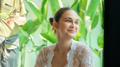 Potret Luna Maya Melaspas Rumah Baru di Bali, Tampil Berkebaya & Tanpa Makeup