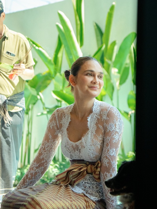 Potret Luna Maya Melaspas Rumah Baru di Bali, Tampil Berkebaya & Tanpa Makeup