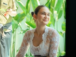 Potret Luna Maya Melaspas Rumah Baru di Bali, Tampil Berkebaya & Tanpa Makeup
