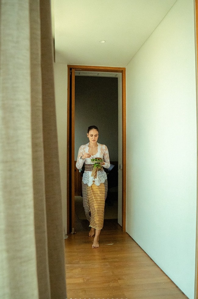 A home is where the heart finds its peace. Rooted in tradition, embraced by timeless grace, tulis Luna dalam keterangan unggahannya. Foto: Instagram/@lunamaya