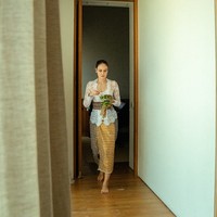 A home is where the heart finds its peace. Rooted in tradition, embraced by timeless grace, tulis Luna dalam keterangan unggahannya. Foto: Instagram/@lunamaya