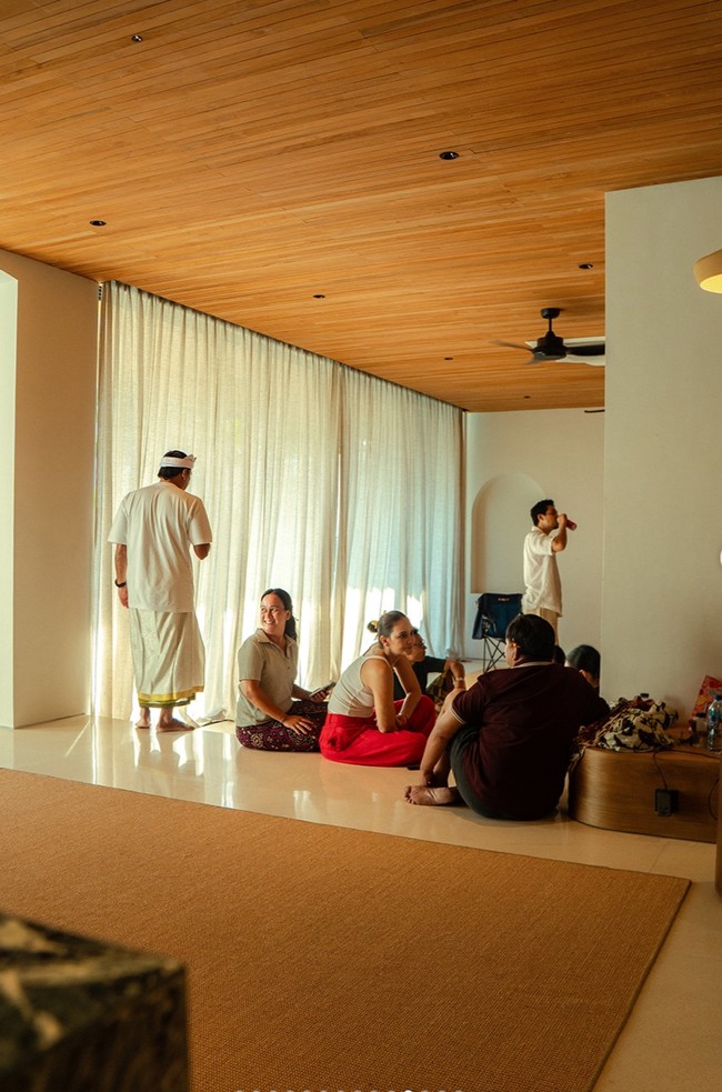 Dari foto-foto yang dibagikan terlihat rumah Luna didominasi dengan warna coklat dan nuansa kayu yang memberikan efek warm serta cozy. Rumah tersebut juga dilengkapi dengan kolam renang pada bagian belakangnya. Foto: Instagram/@lunamaya